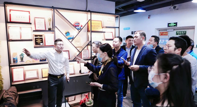 搭建企业交流平台 黄鹤之星CEO特训营学员齐聚利楚商服共谋发展