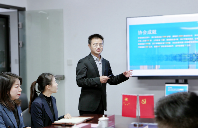 武汉市科学技术局党组书记、局长董丹红一行莅临协会调研指导