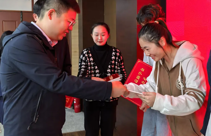 金秋助学，筑梦飞扬 | 协会联合5家爱心企业为武汉纺织大学优秀学子捐资助学