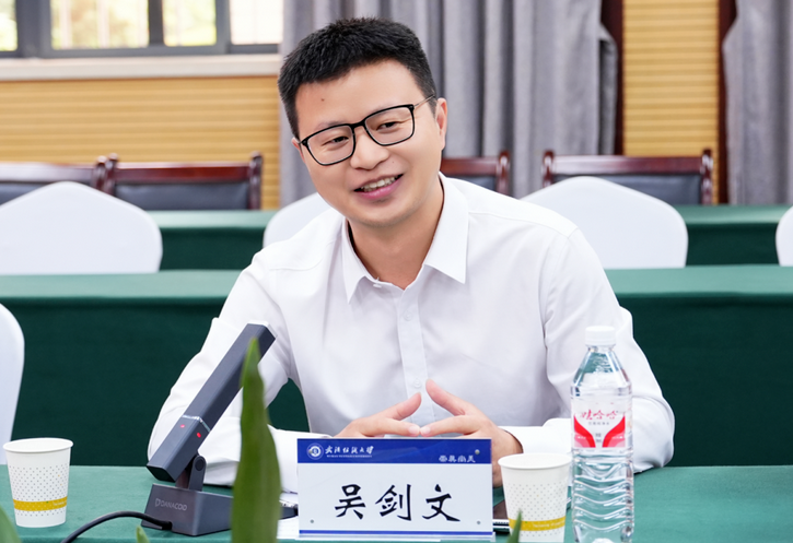 金秋助学，筑梦飞扬 | 协会联合5家爱心企业为武汉纺织大学优秀学子捐资助学